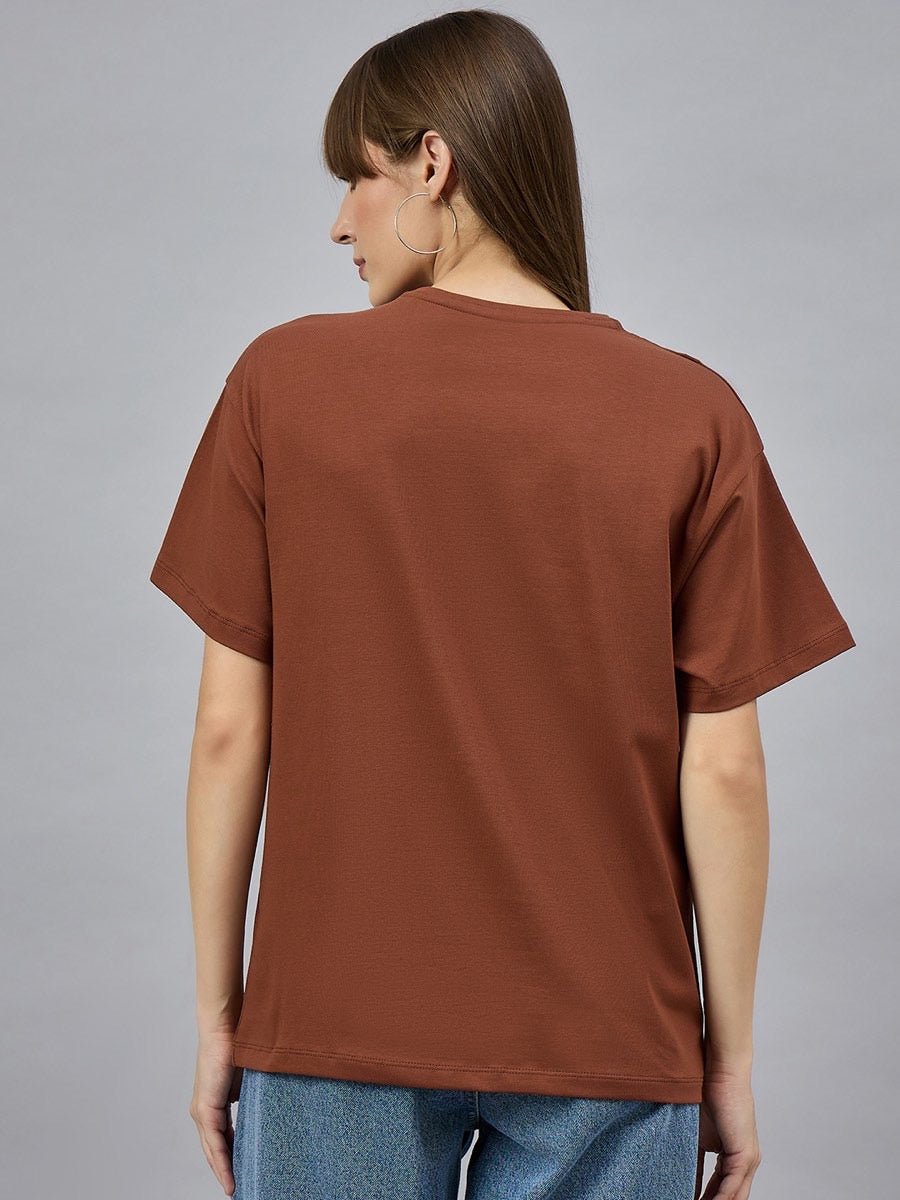 A woman wears the 98degreenorth Casual Typography Print Cotton T-shirt, showcasing effortless street style.