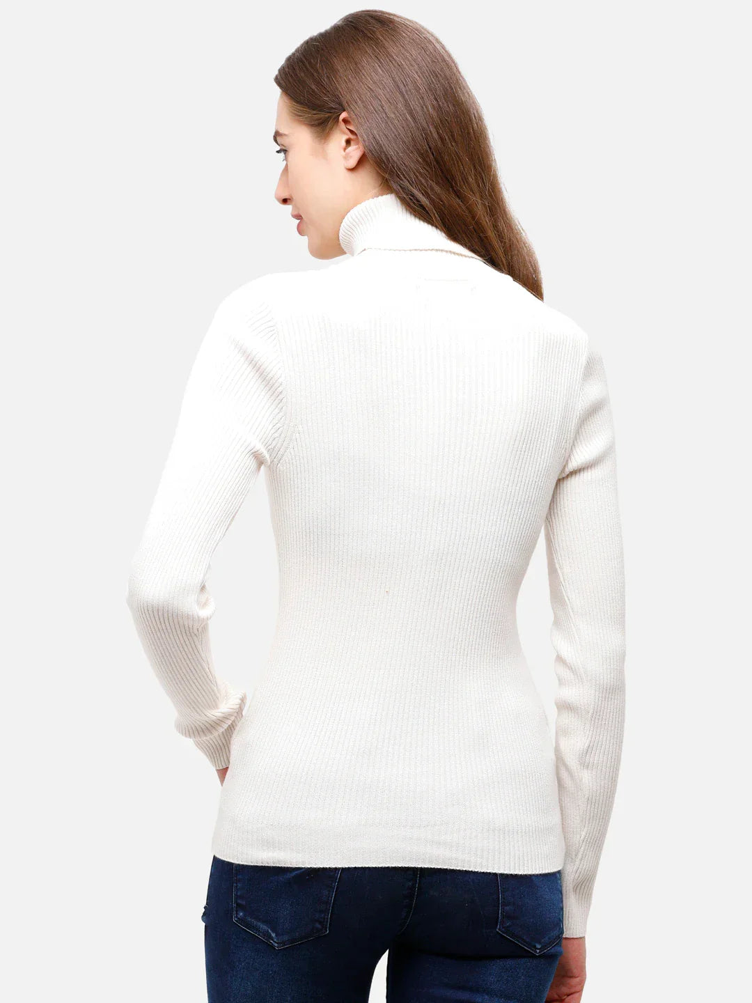 Woman in an off white 98degreenorth ribbed turtleneck slim fit sweater, paired with dark blue jeans – winter fashion India.