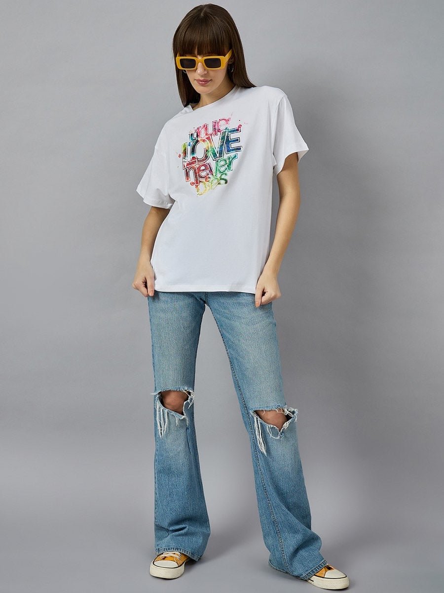 Woman in sunglasses wears 98degreenorth Typography Graphic T-shirt – Relax Fit Cotton Round Neck with ripped jeans.