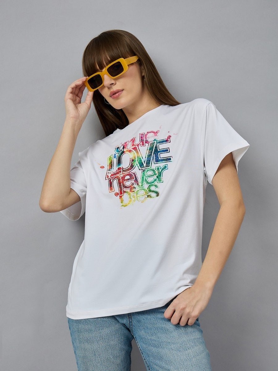 Woman in sunglasses wears a 98degreenorth Relax Fit Cotton Typography Graphic T-shirt and light blue jeans.