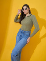 Woman in sunglasses wears 98degreenorth’s Women’s Pista Melange Ribbed Collar Neck Sweater with blue jeans.