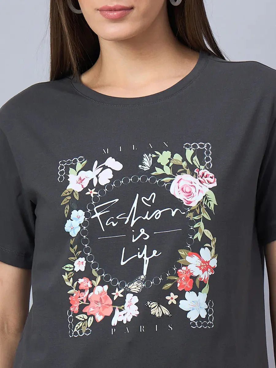 A woman wears the 98degreenorth Women’s Relaxed Fit Typography Printed Cotton Tee – Street Style.