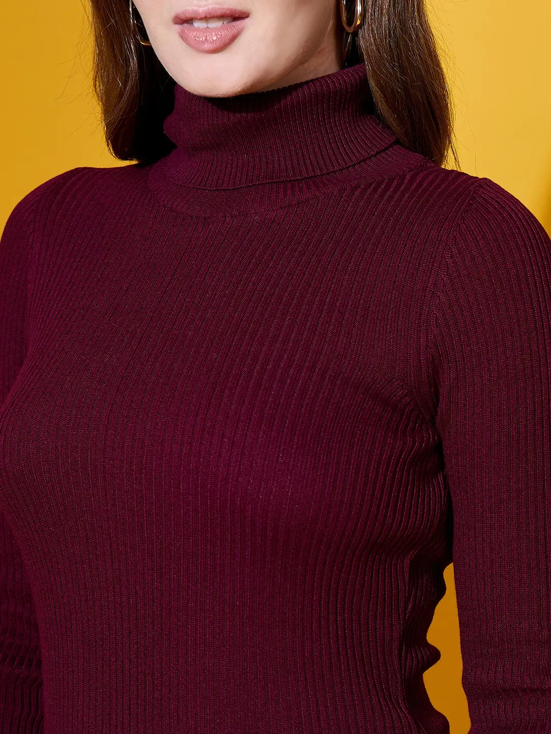 Woman wears 98degreenorth’s rosewood ribbed turtle-neck pullover—chic, slim-fit winter knitwear for India.